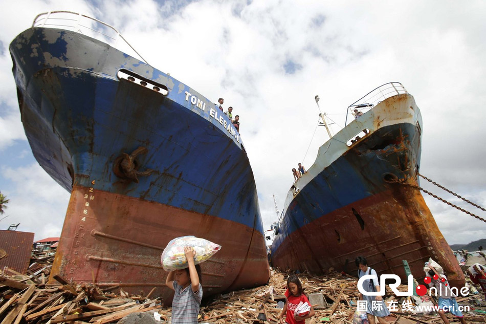 惊人的一刻,台风海燕把船吹上岸-贴图区-论坛-